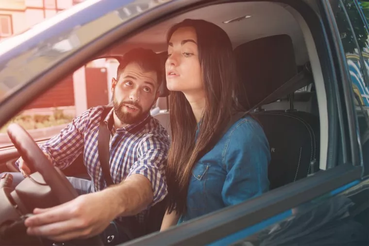Apprendre à conduire avec un moniteur sur une voiture automatique en centre ville, Saint-André, NOURBY